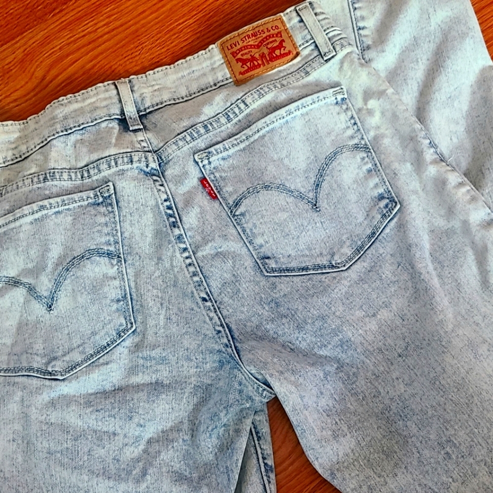 711 Levi's